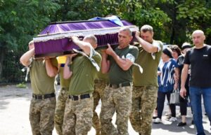 Залишилися дружина та маленька донечка: у Нікополі провели в останню путь полеглого Героя