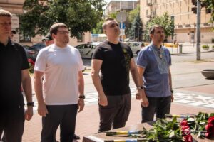 У Дніпрі поклали квіти до пам’ятника Шевченку на честь Дня Конституції