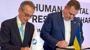 У Римі Філатов підписав із віцепрезидентом Європейського банку реконструкції та розвитку угоду про надання Дніпру 33 млн євро на термомодернізацію шкіл та лікарень