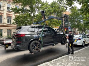 У Дніпрі дозволено переміщати на відведені майданчики авто, які розташовані на вулицях без номерних знаків