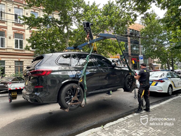 Дніпро посилює контроль за неправильно припаркованим транспортом без номерів під час воєнного стану