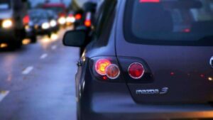 Українцям роз’яснили, чи можна втратити права за подяку “аварійкою”