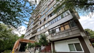 У Дніпрі після обстрілу 7 червня у черговому будинку встановлюють вікна