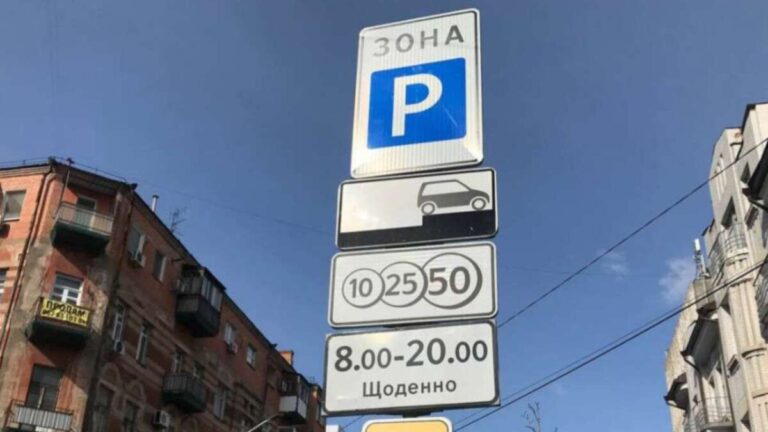У Дніпрі дозволено переміщати на відведені майданчики авто, які припарковані на вулицях без номерних знаків