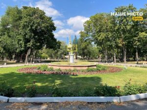 Квіткові клумби та дитячі майданчики: чарівність скверу імені Івана Старова у Дніпрі