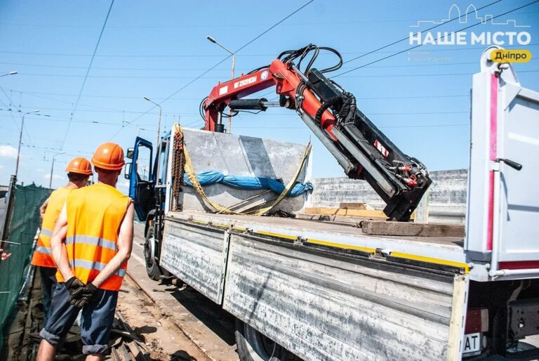 Ремонт трамвайної колії на Старому мосту у Дніпрі