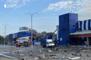 У Кам’янському ракетний удар зруйнував торговий центр “Епіцентр”