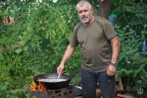 Сержант Михайло варить борщ для побратимів: кулінарні шедеври в зоні ООС