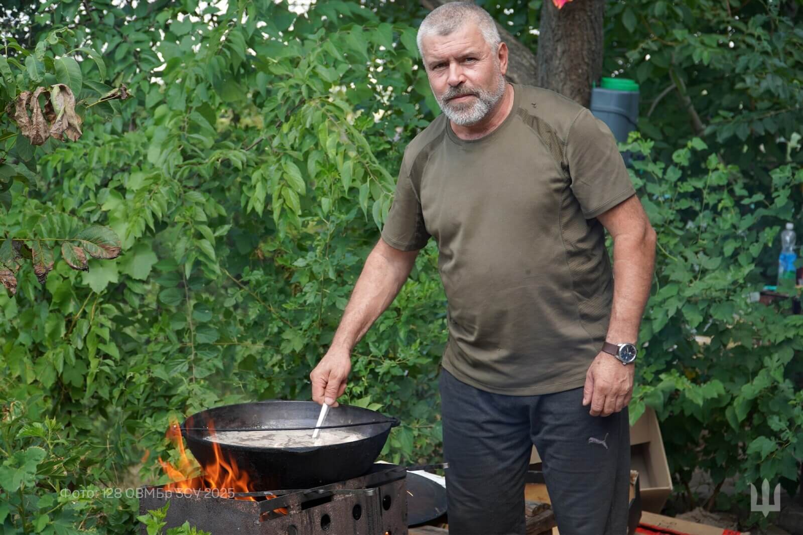 Сержант Михайло варить борщ для побратимів: кулінарні шедеври в зоні ООС