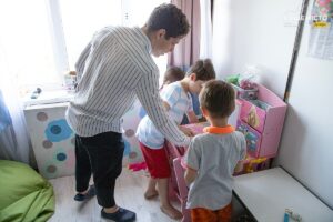 Більше ніж професія: молодий дніпрянин допомагає виховувати чужих дітей