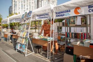 Дніпряни обмінялися книгами на Успенській площі