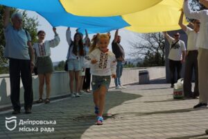У Дніпрі розгорнули рекордний 50-метровий прапор