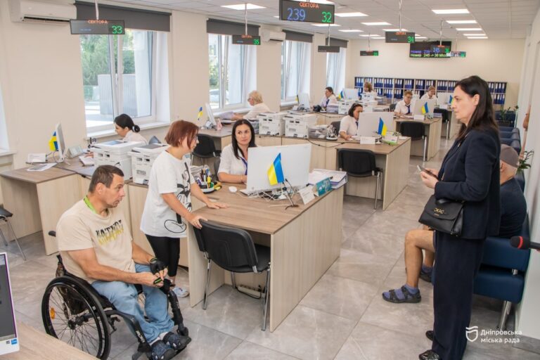 Дніпро стає прикладом безбар’єрності: уповноважена Президента відвідала місто