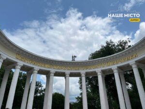 У Дніпрі дитина потрапила під падіння декоративного стільця