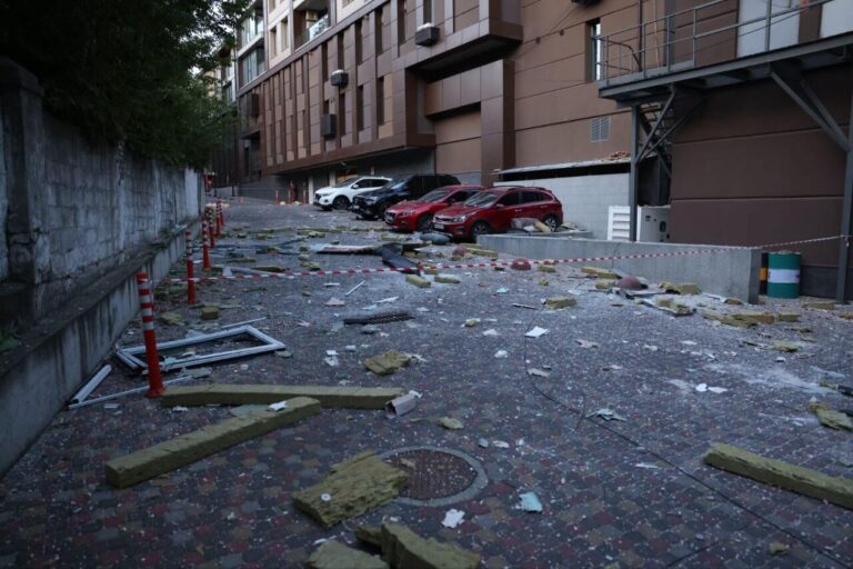 Ракетний удар по Дніпру: постраждали житло та підприємства