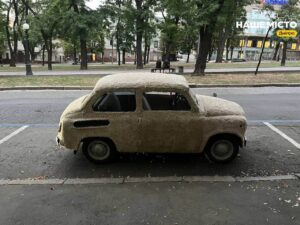 У центрі Дніпра з’явилася вкрита хутром іграшкова автівка
