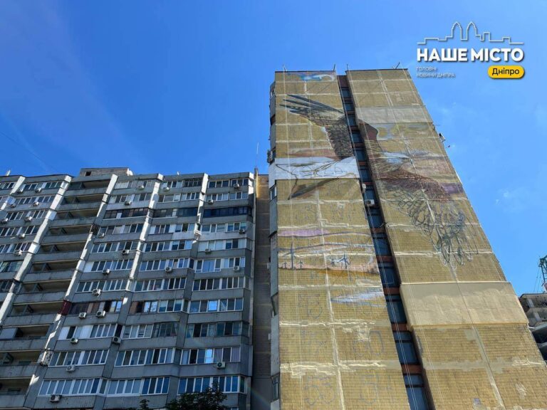 У Дніпрі на Сонячному масиві з’являється новий мурал із орлом
