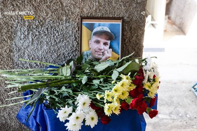 У Дніпрі відкрили меморіальну дошку Герою України Денису Казаці