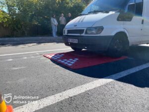 У Дніпрі масово встановлюють «берлінські подушки» для безпеки на дорогах