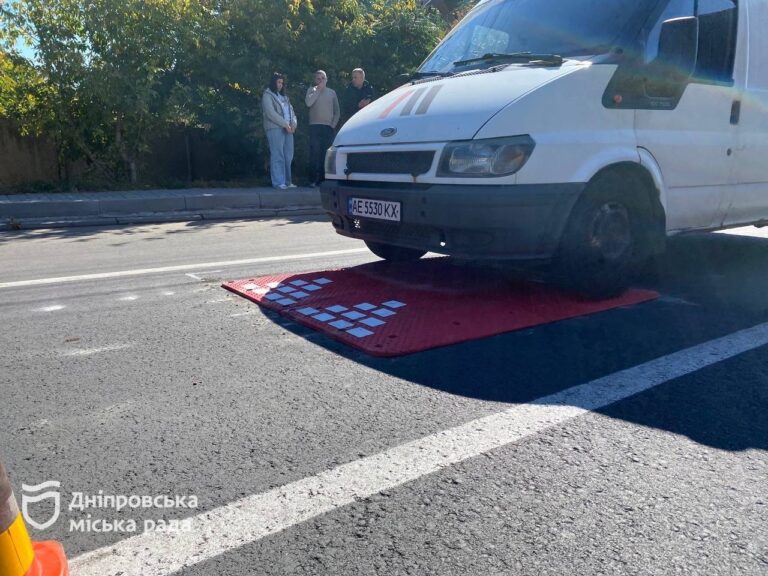 У Дніпрі масово встановлюють «берлінські подушки» для безпеки на дорогах