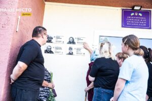 У Дніпрі вшанували пам’ять загиблих героїв встановленням меморіальних дощок
