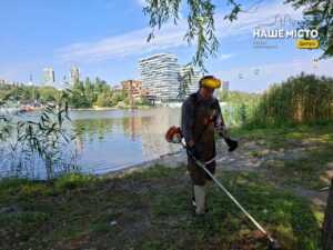 У Дніпрі проводять боротьбу з аморфою на Монастирському острові