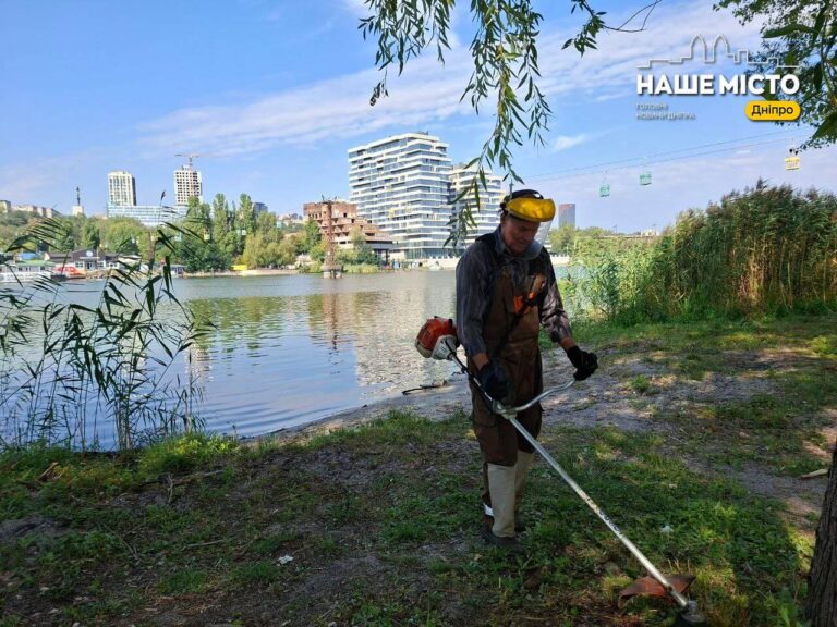 У Дніпрі проводять боротьбу з аморфою на Монастирському острові