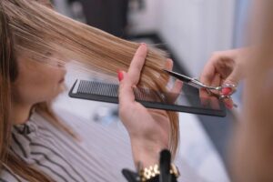 Як Місяць впливає на стрижку: календар на вересень 2025