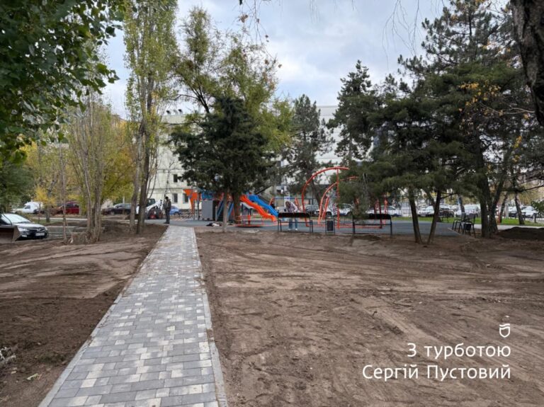 Реконструкція зеленої зони біля колишнього кінотеатру у Дніпрі