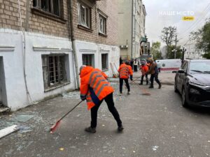 Десант комунальників відновлює Дніпро після удару дронів