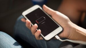 Як зарядити телефон без доступу до електрики: 4 перевірені методи