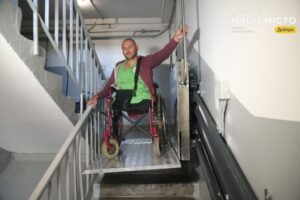 Для ветерана з інвалідністю у Дніпрі встановили перший у місті унікальний електропідйомник