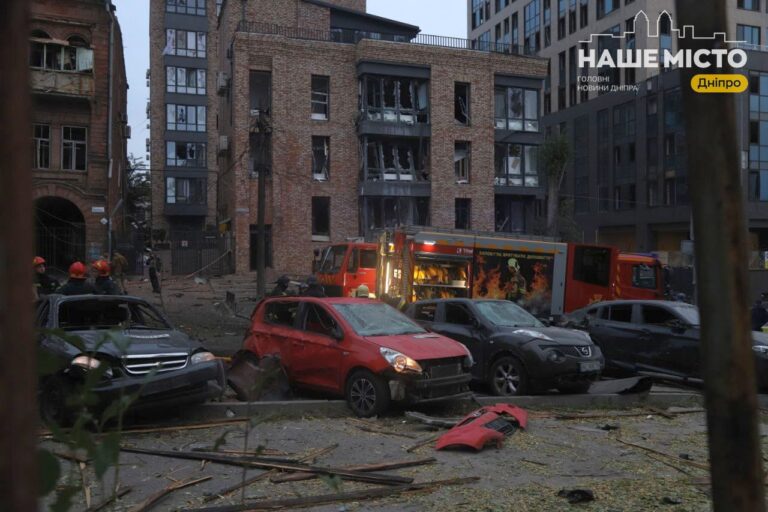 У Дніпрі внаслідок ворожого удару пошкоджено близько 20 будинків