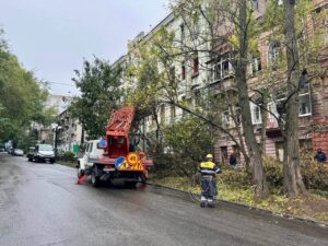 Дніпро: 130 тонн сміття вивезено після ракетного удару