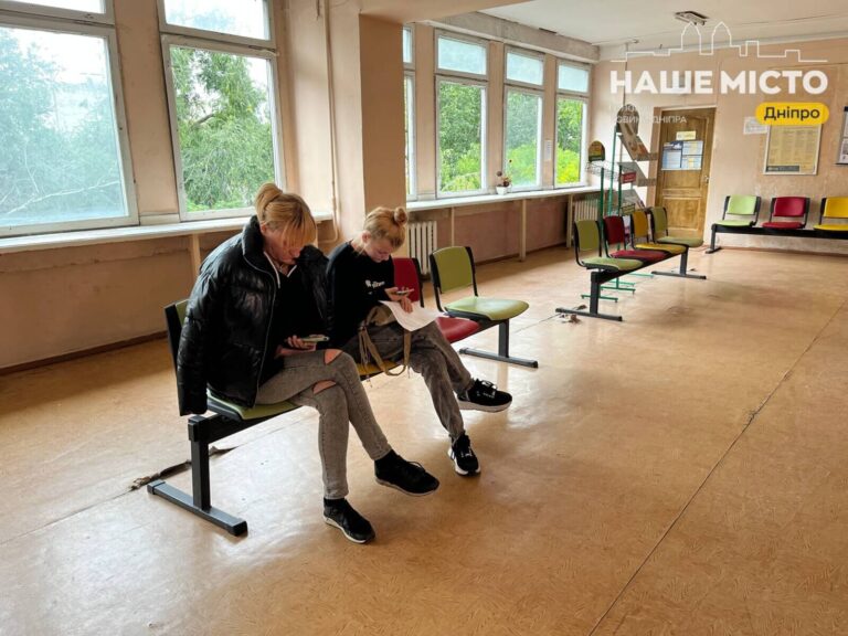 Без жертв: у Дніпрі російська атака дронами пошкодила медзаклад