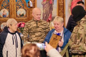 Дніпровські мам оберігають: передано антидронові ковдри військовим