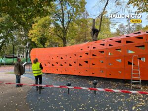 У Дніпрі ремонтують дитячий та інклюзивний майданчики у сквері Героїв