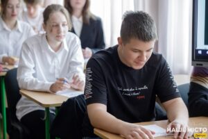 Дніпро: гімназія призупинила вимогу носити форму