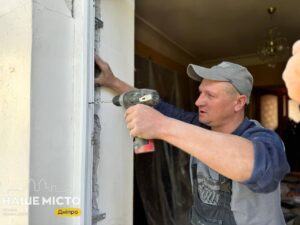 У Дніпрі швидко відновили пошкоджені вікна після обстрілу