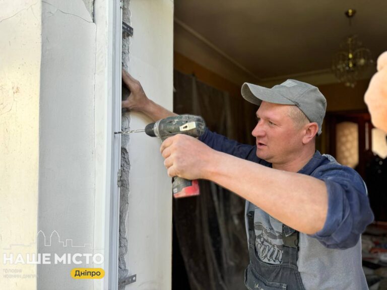 У Дніпрі швидко відновили пошкоджені вікна після обстрілу