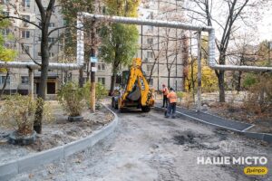 Оновлення двору на проспекті Героїв у Дніпрі
