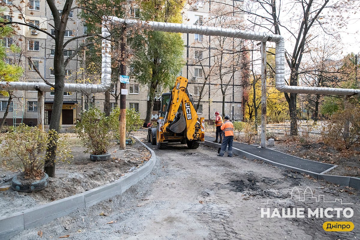 Оновлення двору на проспекті Героїв у Дніпрі
