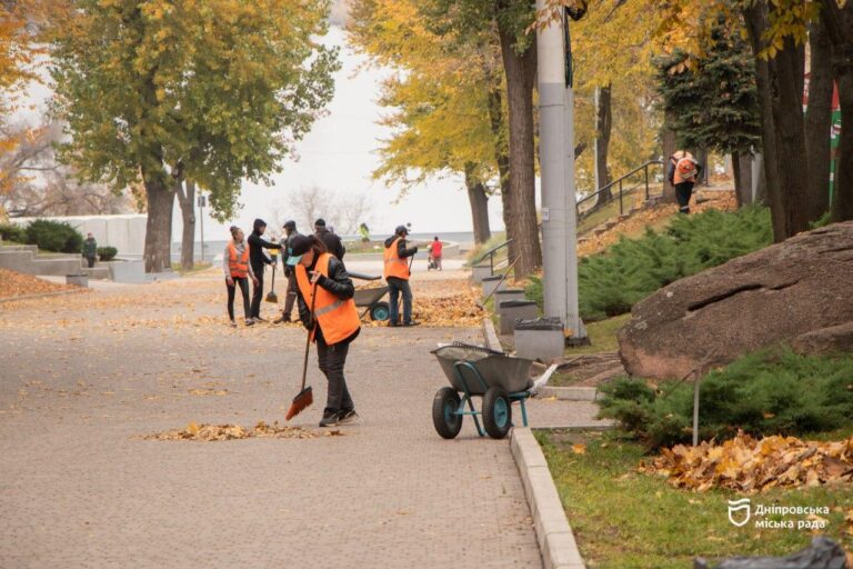 Дніпро готується до весни: активне прибирання листя у парках