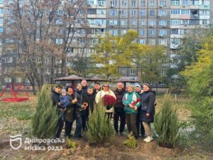 Дніпряни активно зеленять і прибирають своє місто