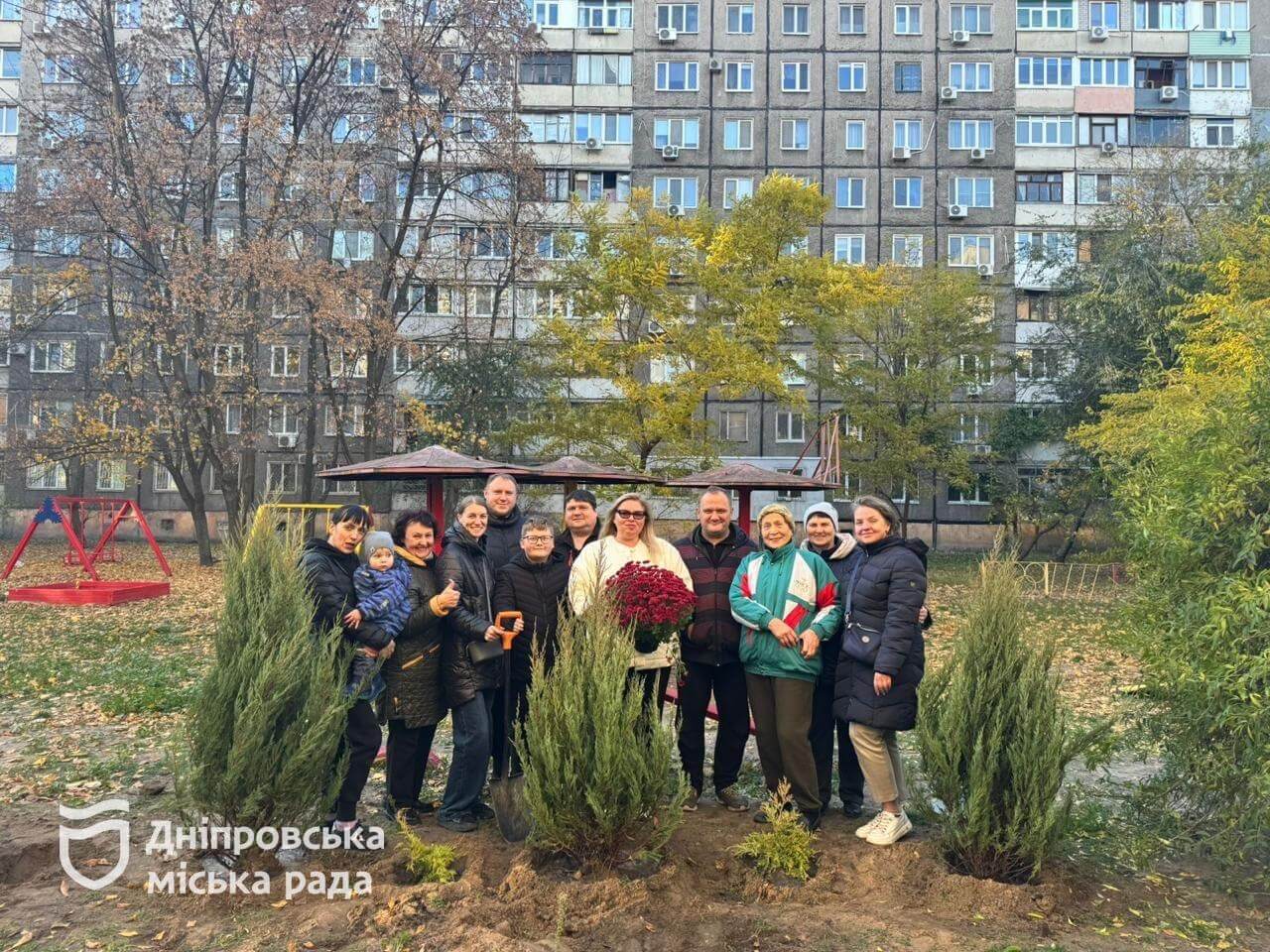 Дніпряни активно зеленять і прибирають своє місто