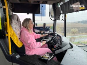 Переселенка стала водійкою автобуса в Дніпрі