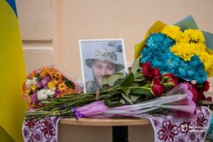У Дніпрі вшанували пам’ять випускника-героя меморіальною дошкою