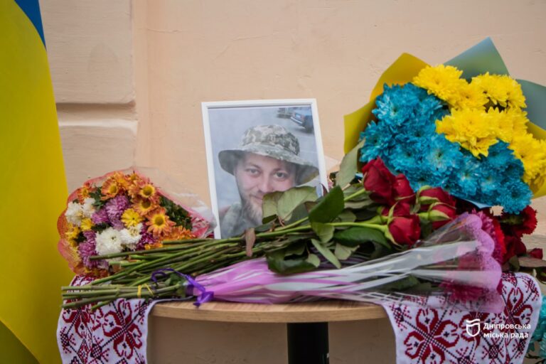 У Дніпрі вшанували пам’ять випускника-героя меморіальною дошкою