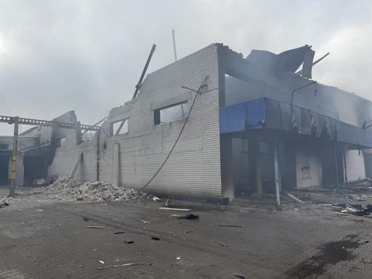 У Павлограді російські дрони знищили склад з продукцією