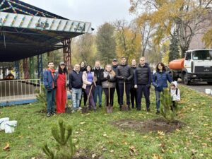 Парк Глоби поповнився новими деревами: висаджено 30 сосен та горобин